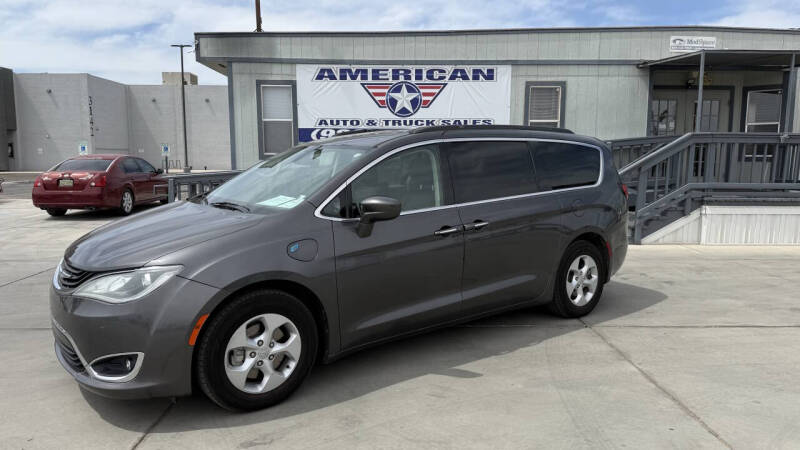 2017 Chrysler Pacifica Hybrid Premium's photo