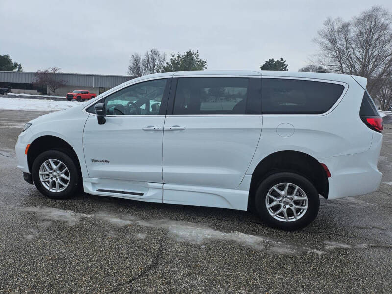 2024 Chrysler Pacifica Touring