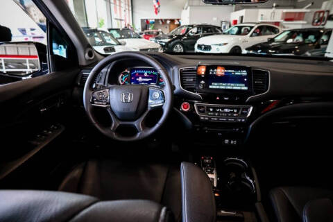 2022 Honda Pilot Touring w/Rear Captain's Chairs