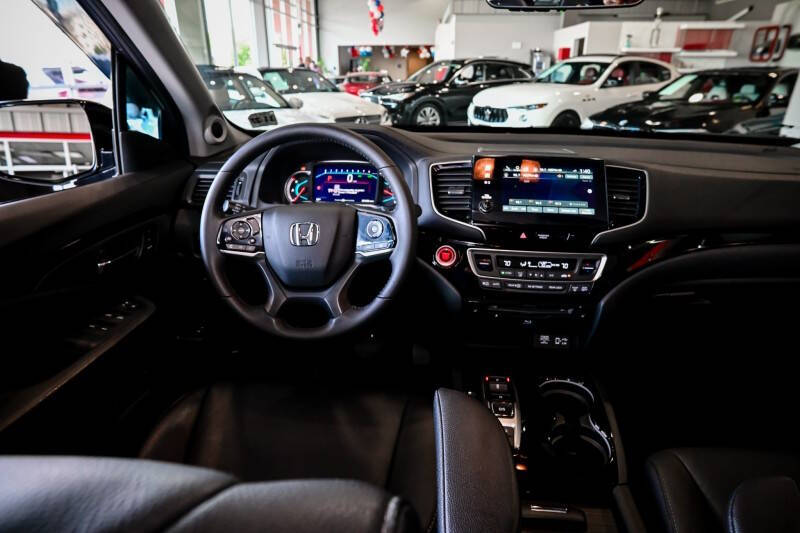 2022 Honda Pilot Touring w/Rear Captain's Chairs