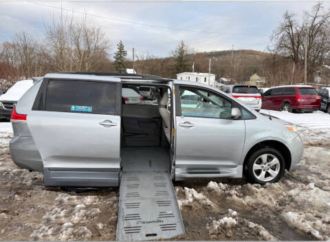 2013 Toyota Sienna LE 7-Passenger Auto Access Seat