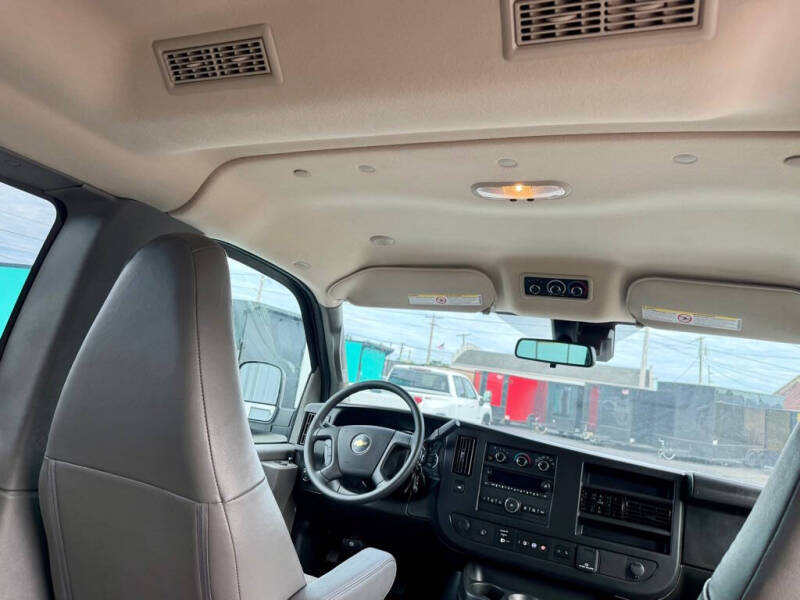 2025 Chevrolet Express LT 3500