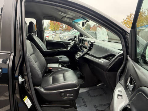 2017 Toyota Sienna SE 8-Passenger