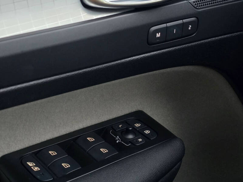 2021 Volvo XC40 T5 Momentum