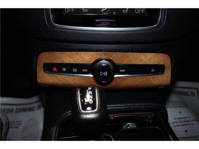 2021 Volvo XC90 T5 Momentum