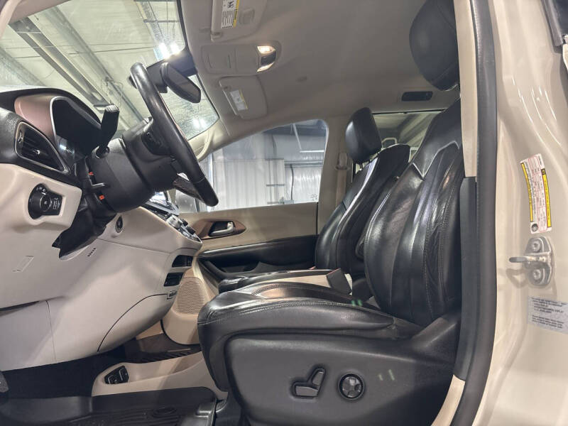 2017 Chrysler Pacifica Touring-L Plus