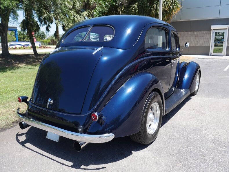 1937 Ford Deluxe
