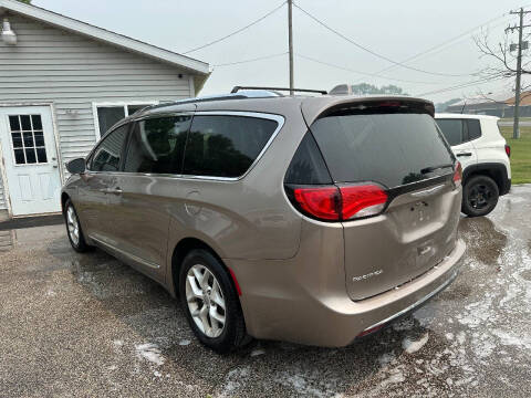2017 Chrysler Pacifica Touring-L Plus