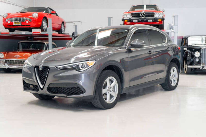 2019 Alfa Romeo Stelvio Base photo 2