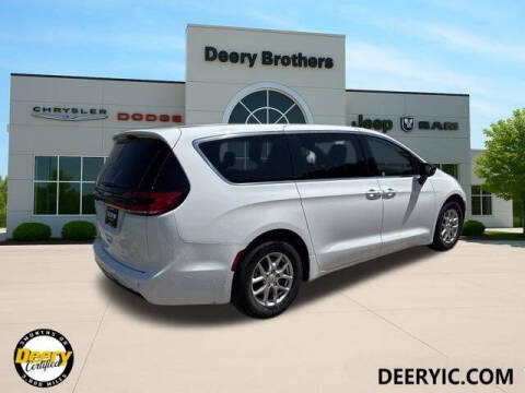 2025 Chrysler Pacifica Select