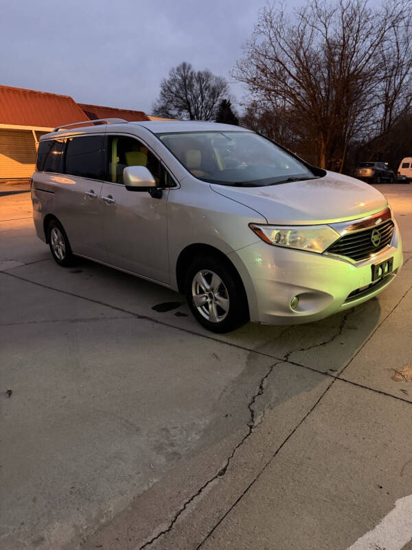 2016 Nissan Quest SV's photo