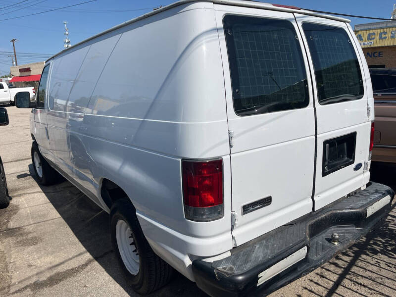 2008 Ford E-Series Econoline Van Commercial photo 3