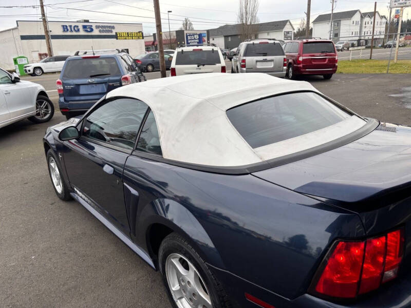 2003 Ford Mustang Deluxe