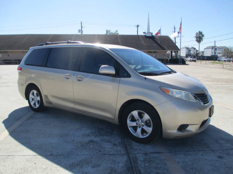 2011 Toyota Sienna LE 7-Passenger Auto Access Seat