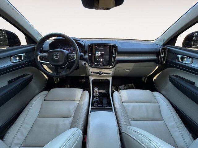 2023 Volvo XC40 B5 Plus Bright Theme