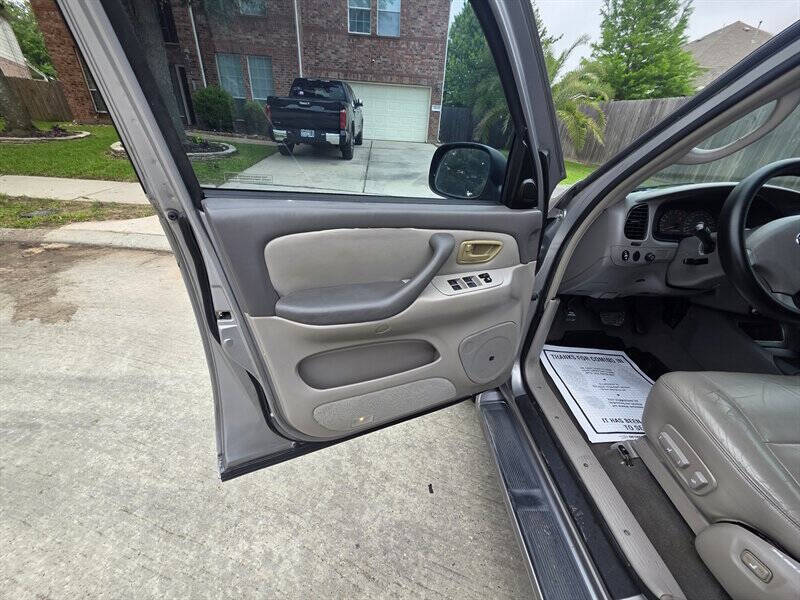 2004 Toyota Sequoia SR5