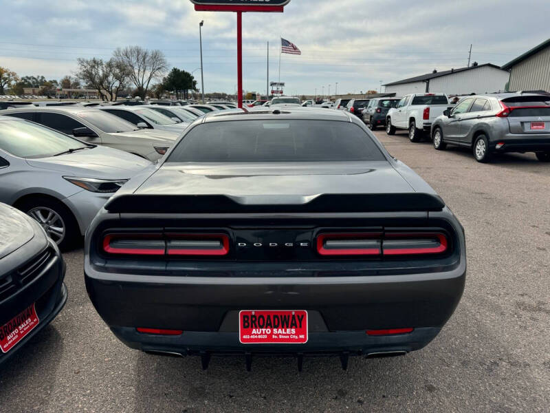 2017 Dodge Challenger SXT photo 5