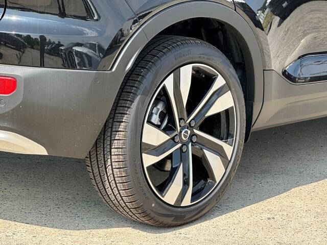 2025 Volvo XC40 B5 Ultra Bright Theme