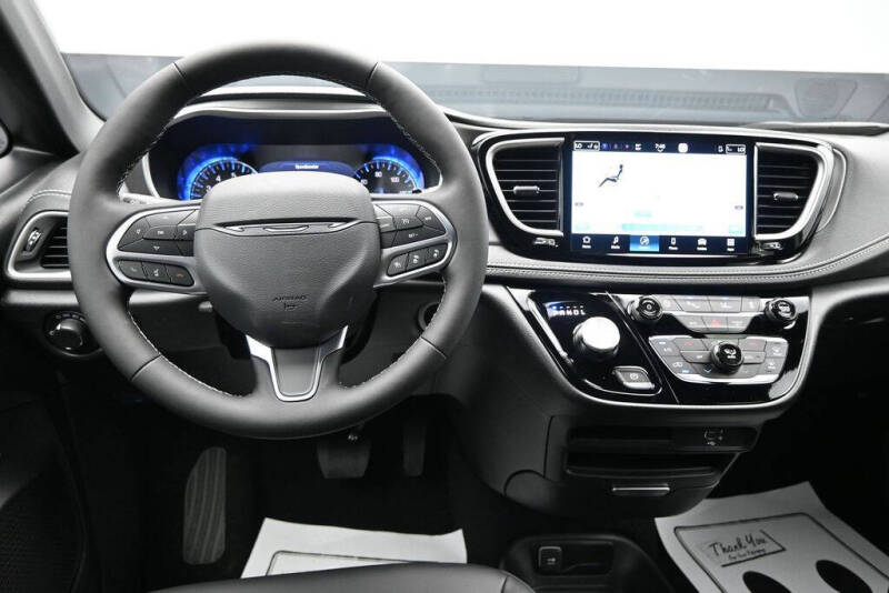 2027 Chrysler Pacifica Select