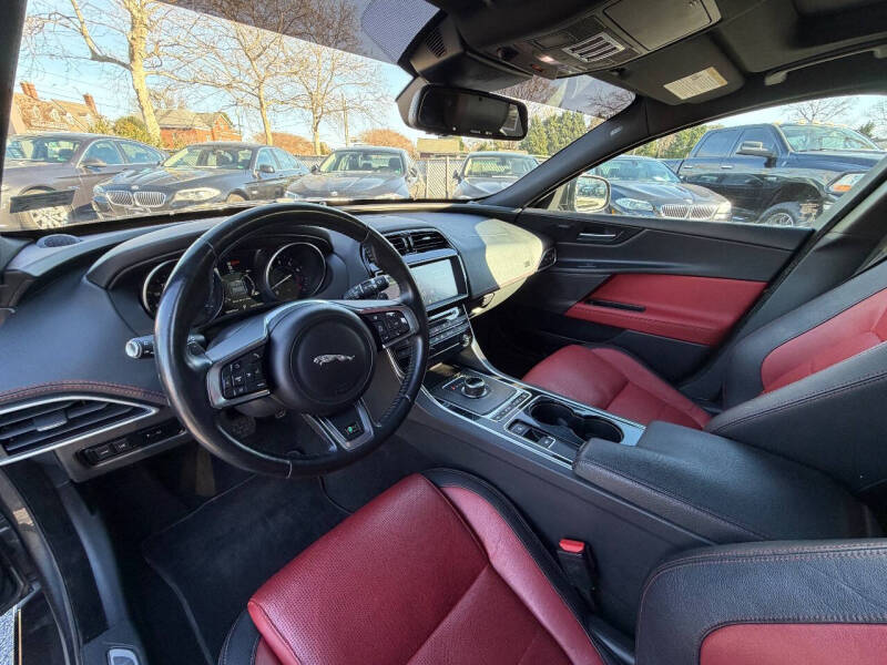 2017 Jaguar XE 35t R-Sport