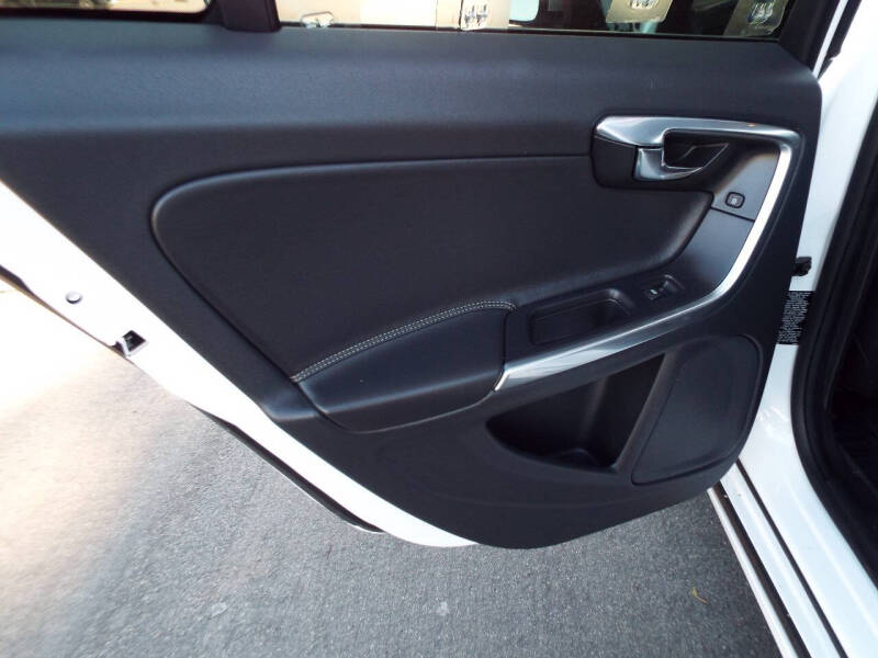 2016 Volvo V60 T6 R-Design Platinum