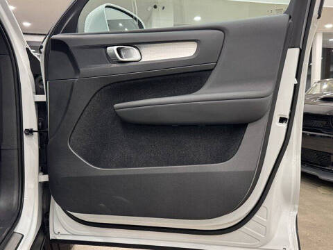 2025 Volvo XC40 B5 Core Bright Theme