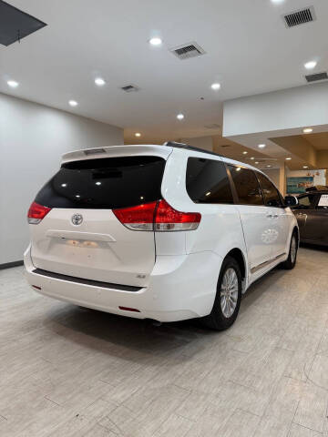 2014 Toyota Sienna XLE 8-Passenger