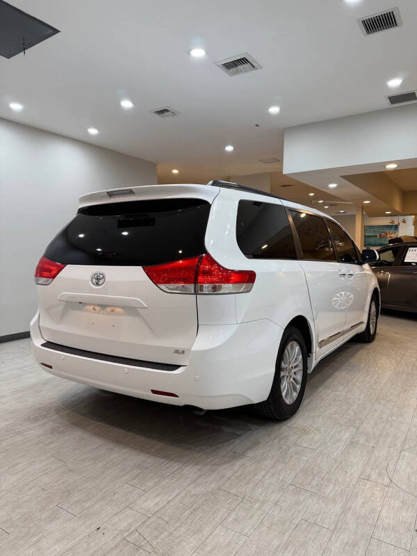 2014 Toyota Sienna XLE 8-Passenger
