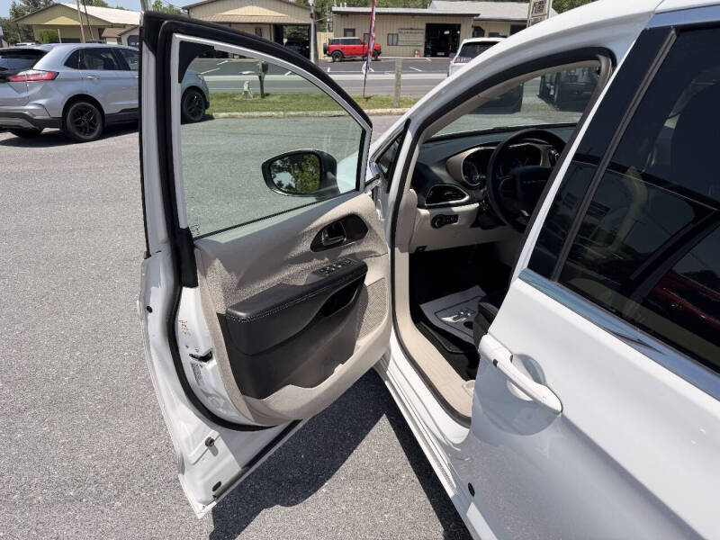 2023 Chrysler Voyager LX