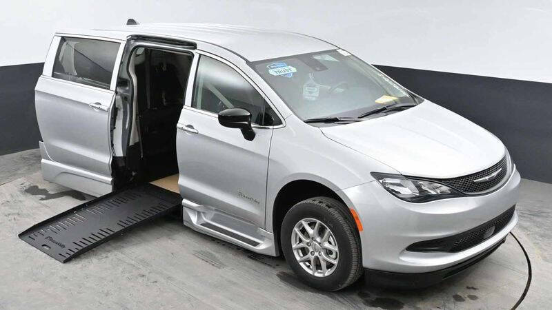 2024 Chrysler Voyager LX