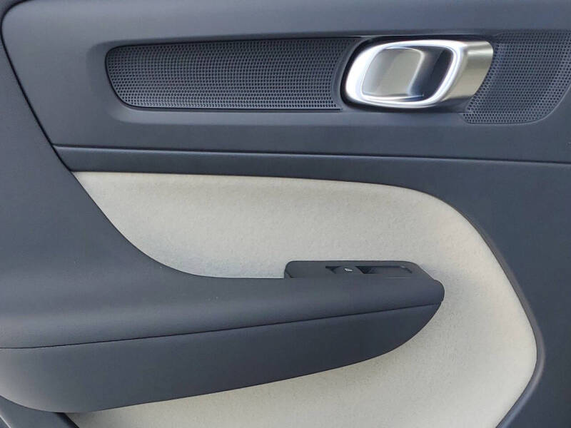 2026 Volvo XC40 B4 Plus