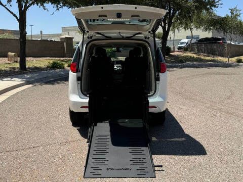 2022 Chrysler Voyager LX