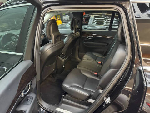 2016 Volvo XC90 T6 Momentum