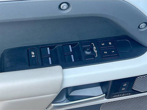 2023 Land Rover Defender 130 SE