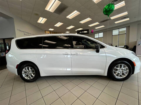 2025 Chrysler Pacifica Select