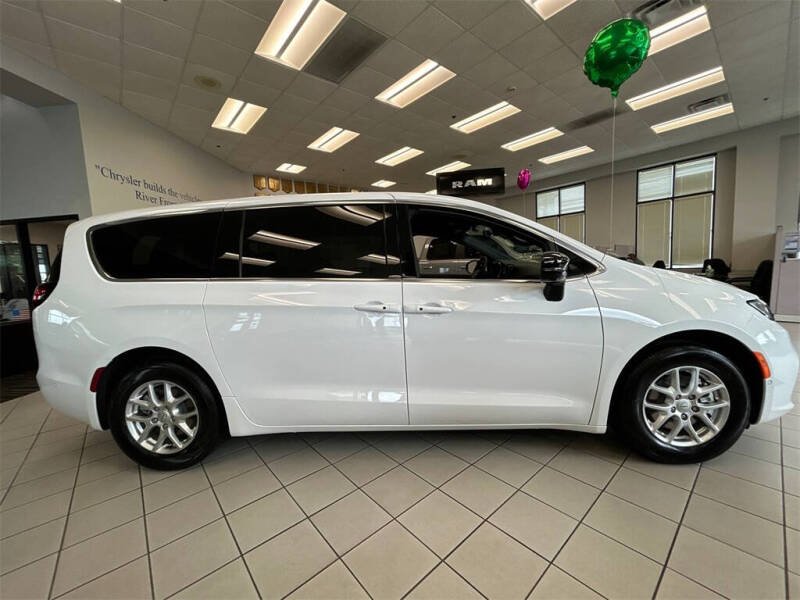 2025 Chrysler Pacifica Select