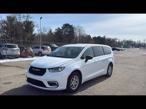 2025 Chrysler Pacifica Select