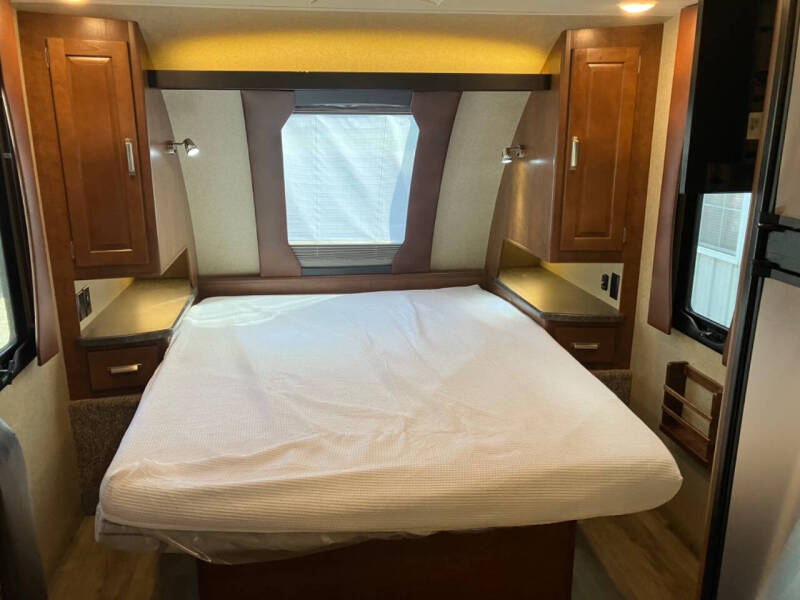 2017 Lance Camper M-1995