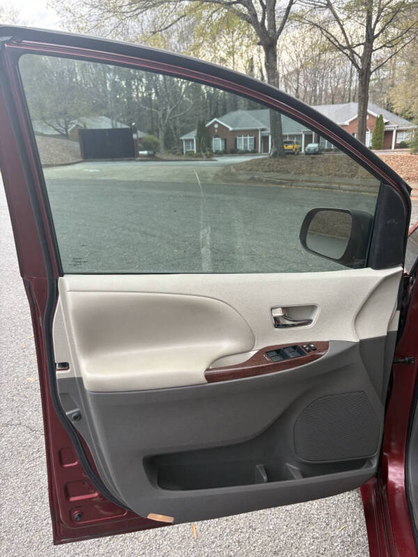 2014 Toyota Sienna XLE 7-Passenger Auto Access Seat