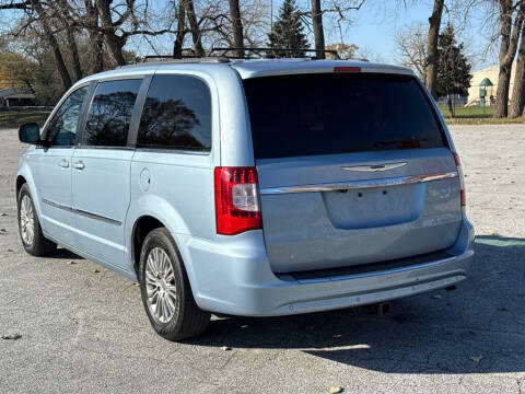2013 Chrysler Town and Country Touring-L