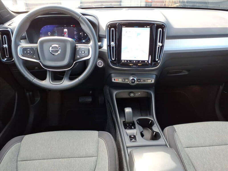 2025 Volvo XC40 B5 Core Bright Theme