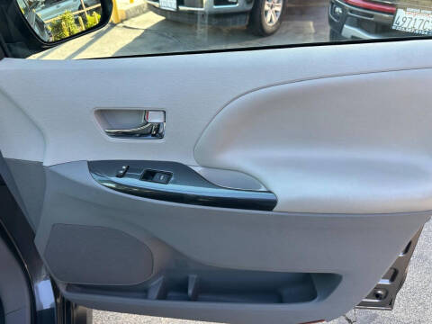 2014 Toyota Sienna SE 8-Passenger