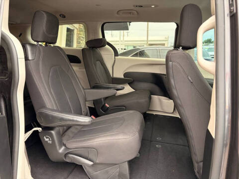 2022 Chrysler Voyager LX