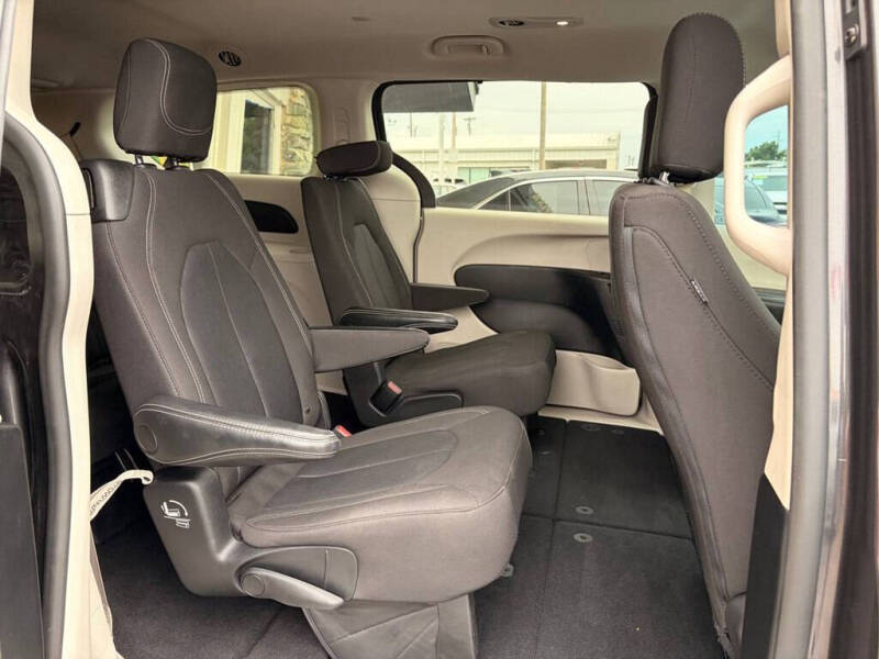 2022 Chrysler Voyager LX