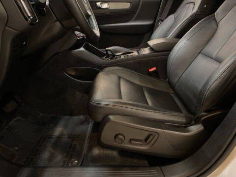 2025 Volvo XC40 B5 Core Bright Theme