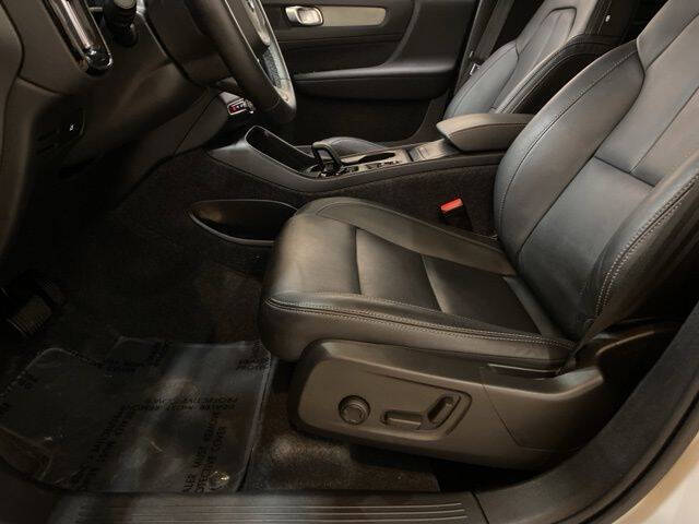 2025 Volvo XC40 B5 Core Bright Theme
