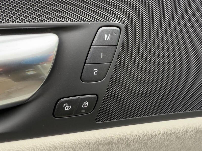 2025 Volvo XC60 T8 Plus Dark Theme