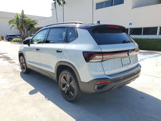 2025 Volkswagen Taos SE Black