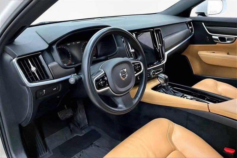 2020 Volvo V90 Cross Country T6
