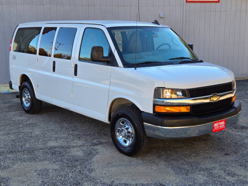 2018 Chevrolet Express Passenger LT's photo